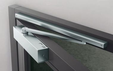 Установка дверного доводчика